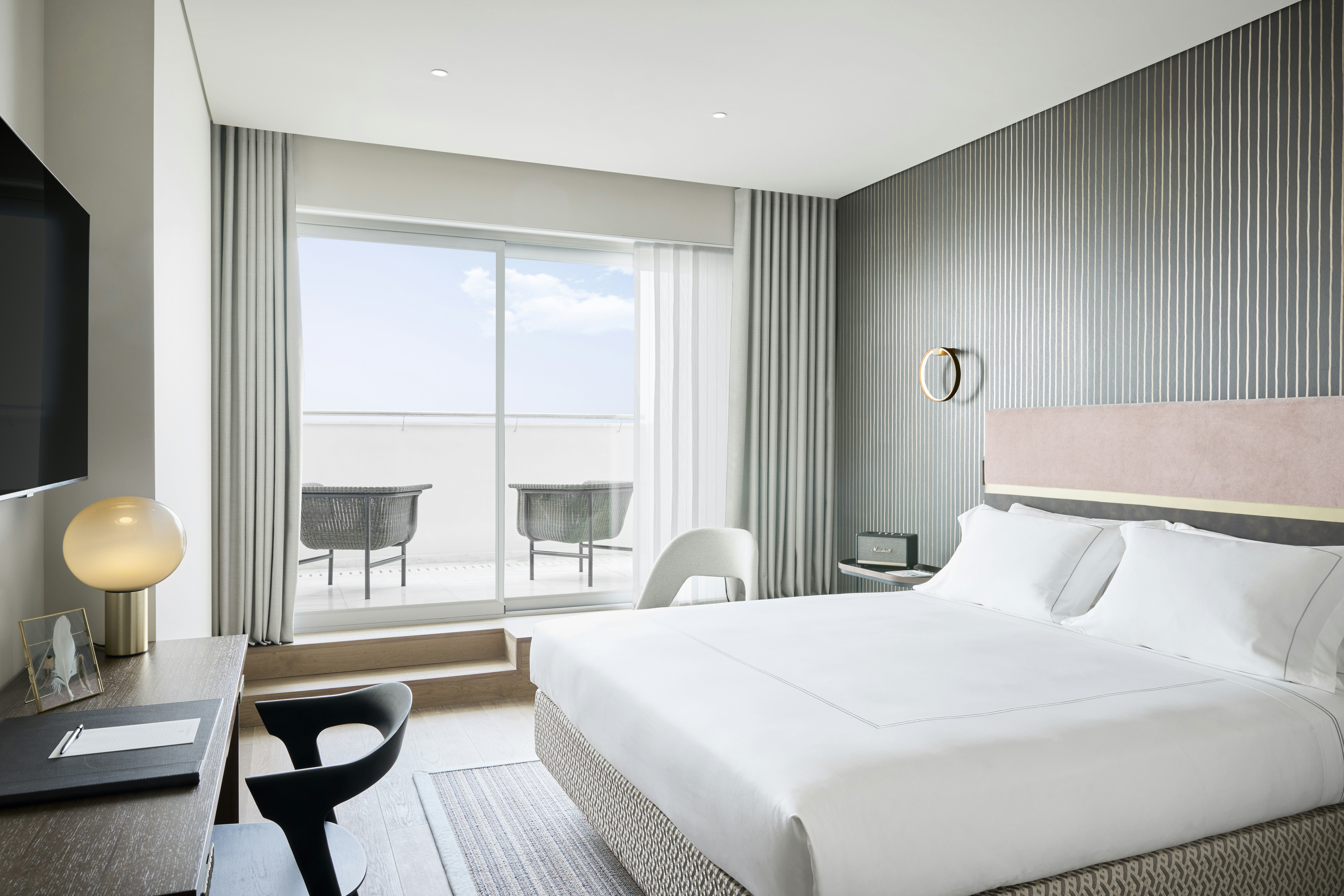 Deluxe Seafront Room with Balcony - Bedroom