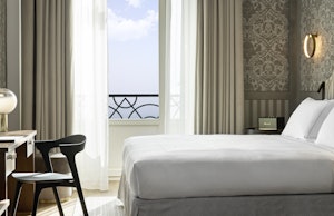 Junior Suite Sea Front with Balcony - Bedroom