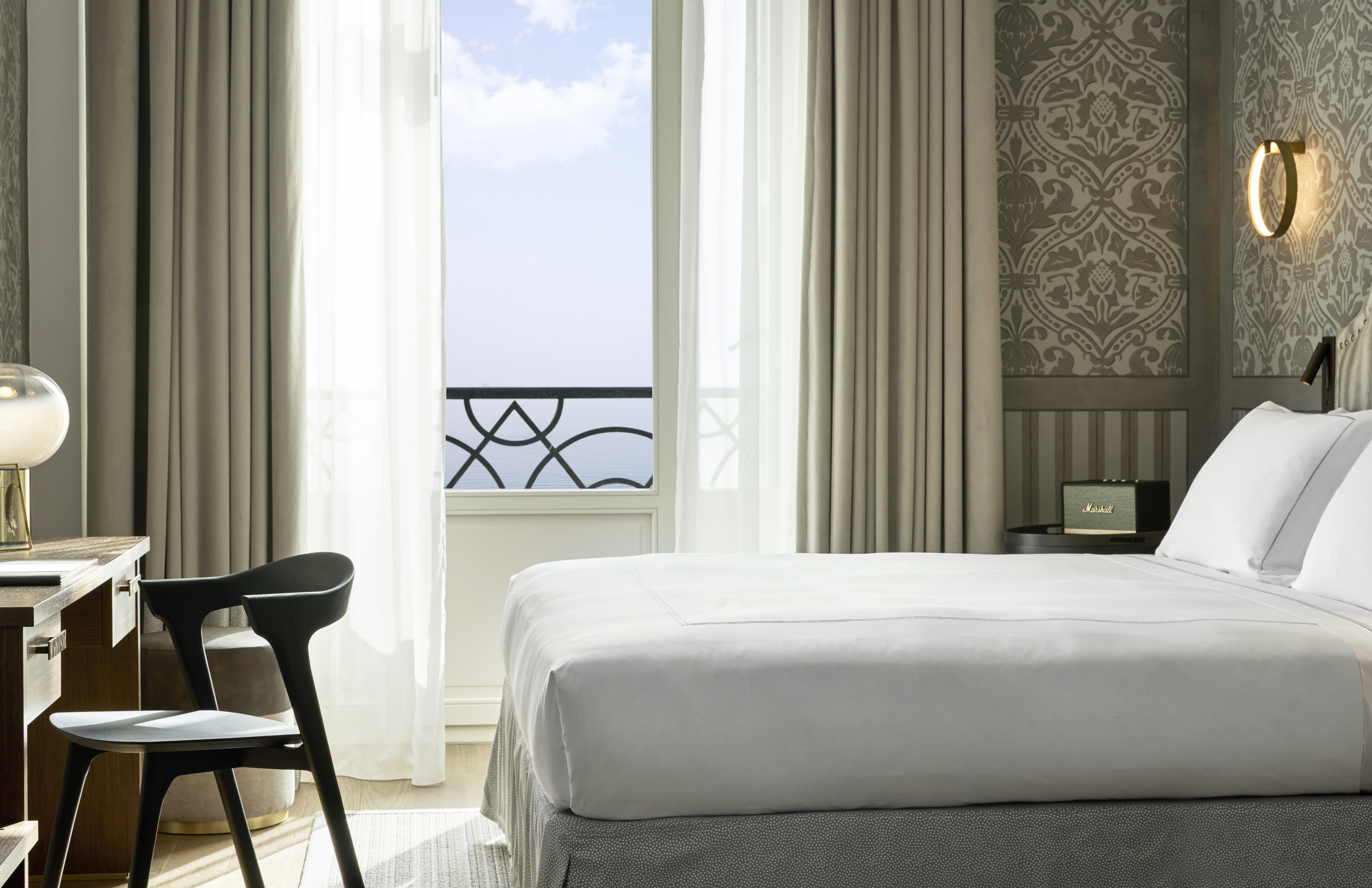 Junior Suite Sea Front with Balcony - Bedroom