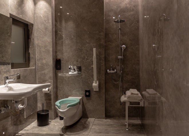 Classic Courtyard Accessible Room - Bathroom