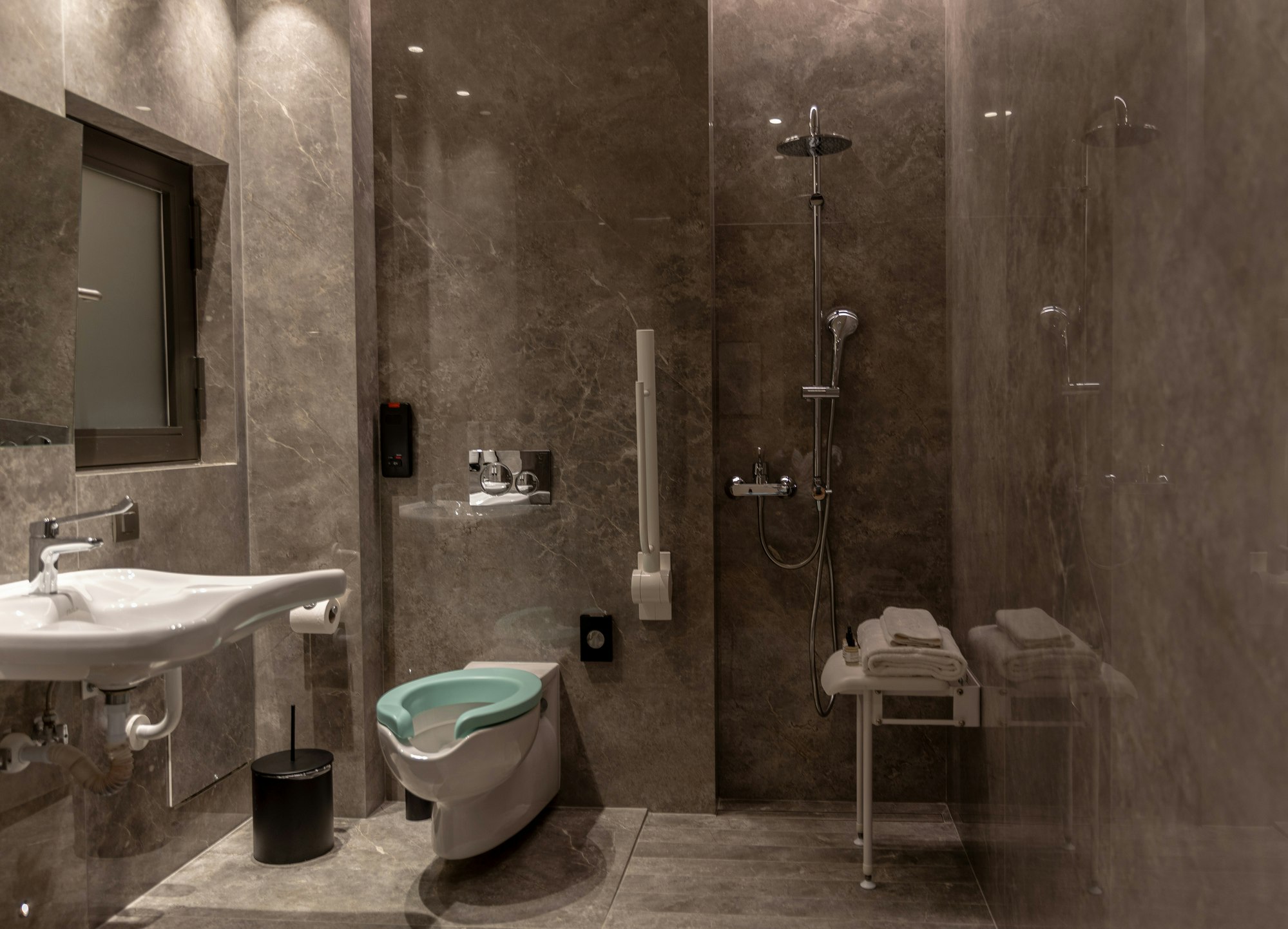 Classic Courtyard Accessible Room - Bathroom