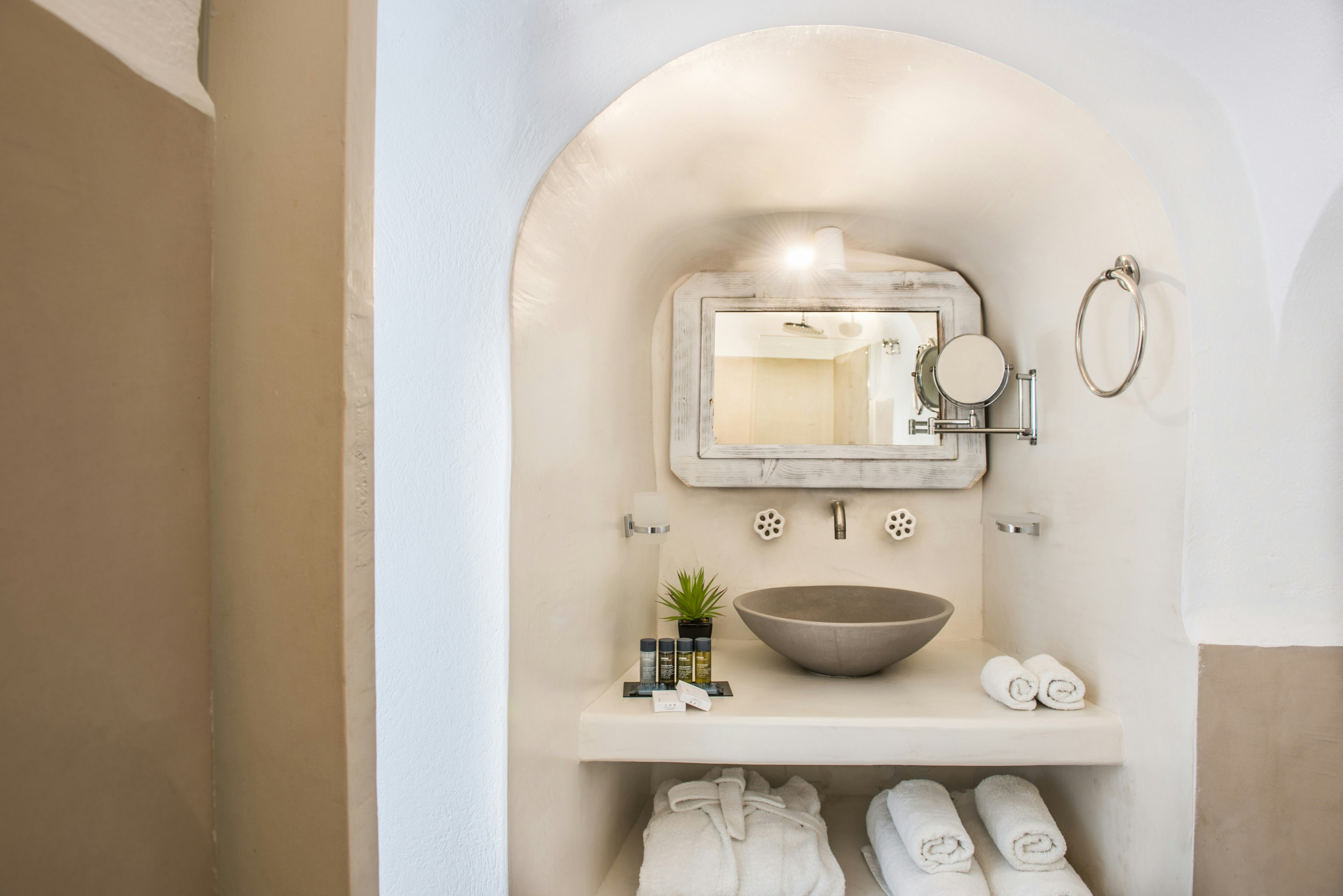 Honeymoon Suite with Jacuzzi and Caldera View