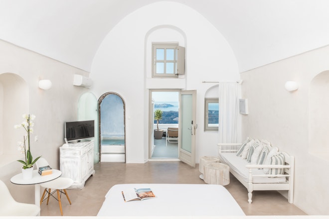 Honeymoon Suite with Jacuzzi and Caldera View