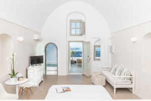 Honeymoon Suite with Jacuzzi and Caldera View