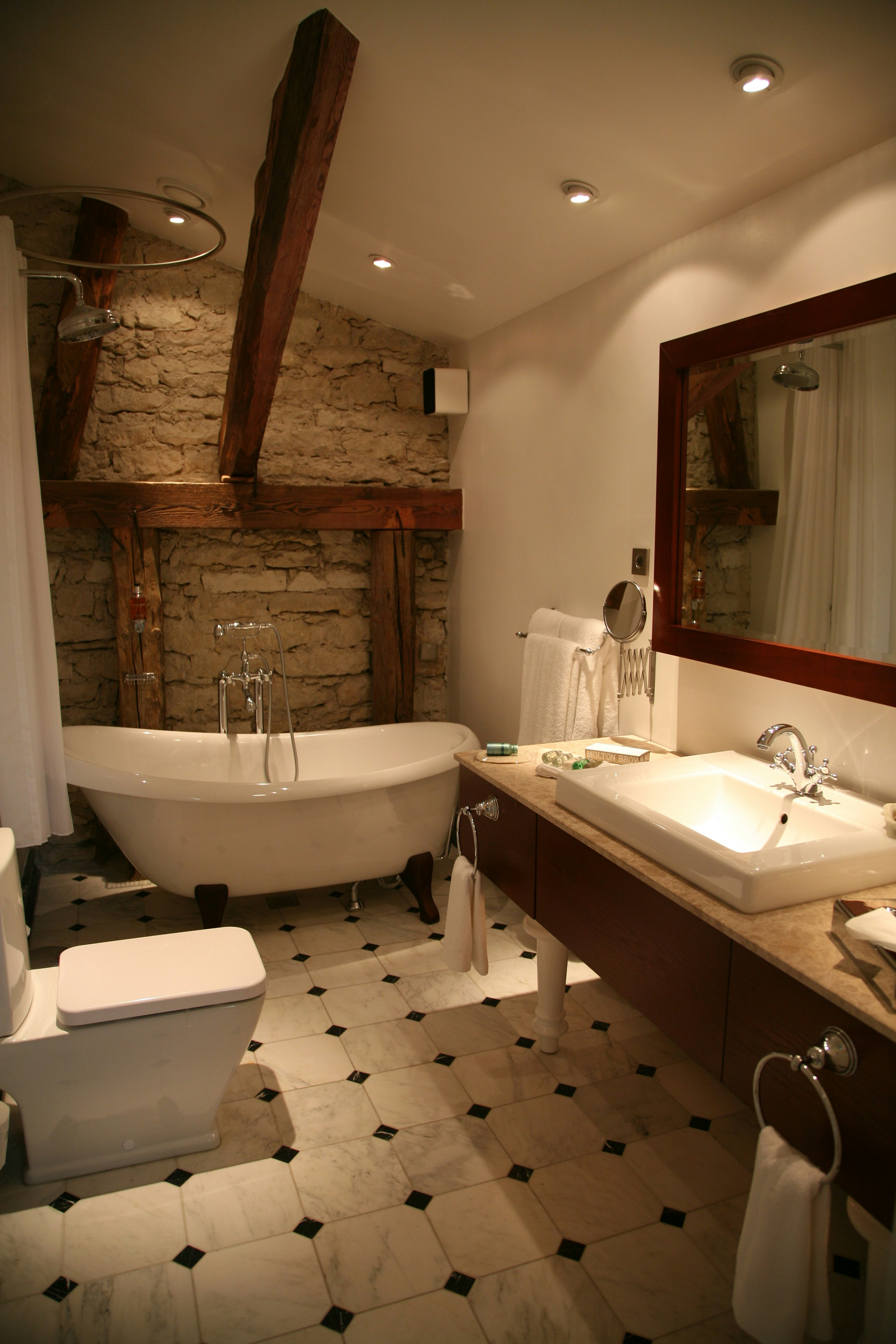 Bathroom of the Superior Junior Suite at the Manor