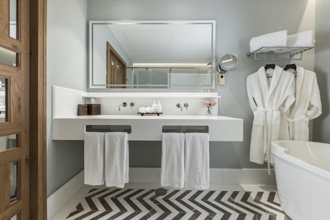 Familiar Palacio Bathroom