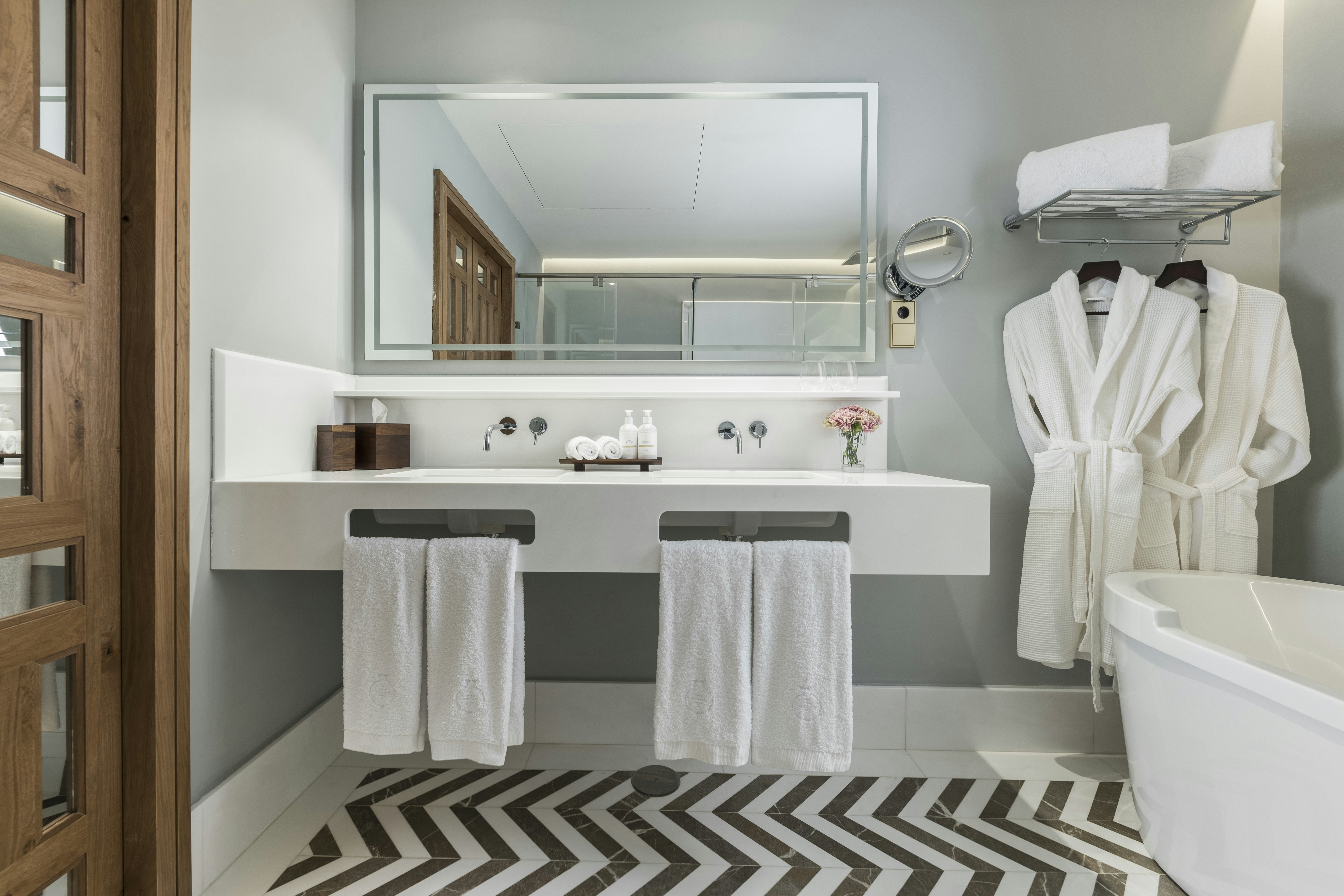 Familiar Palacio Bathroom