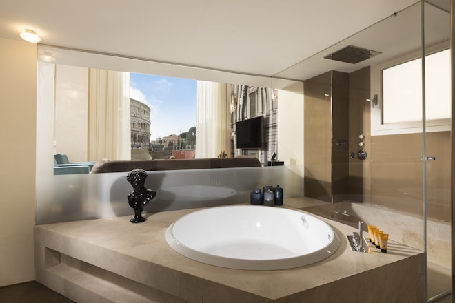 Grand View Colosseum Suite