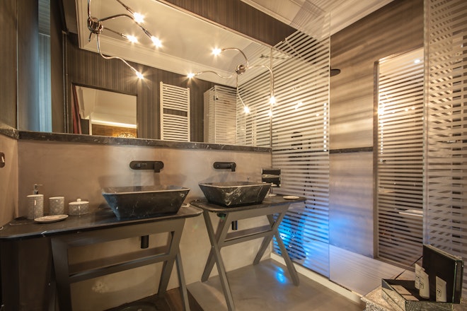 Ludus Magnus Suite Bathroom