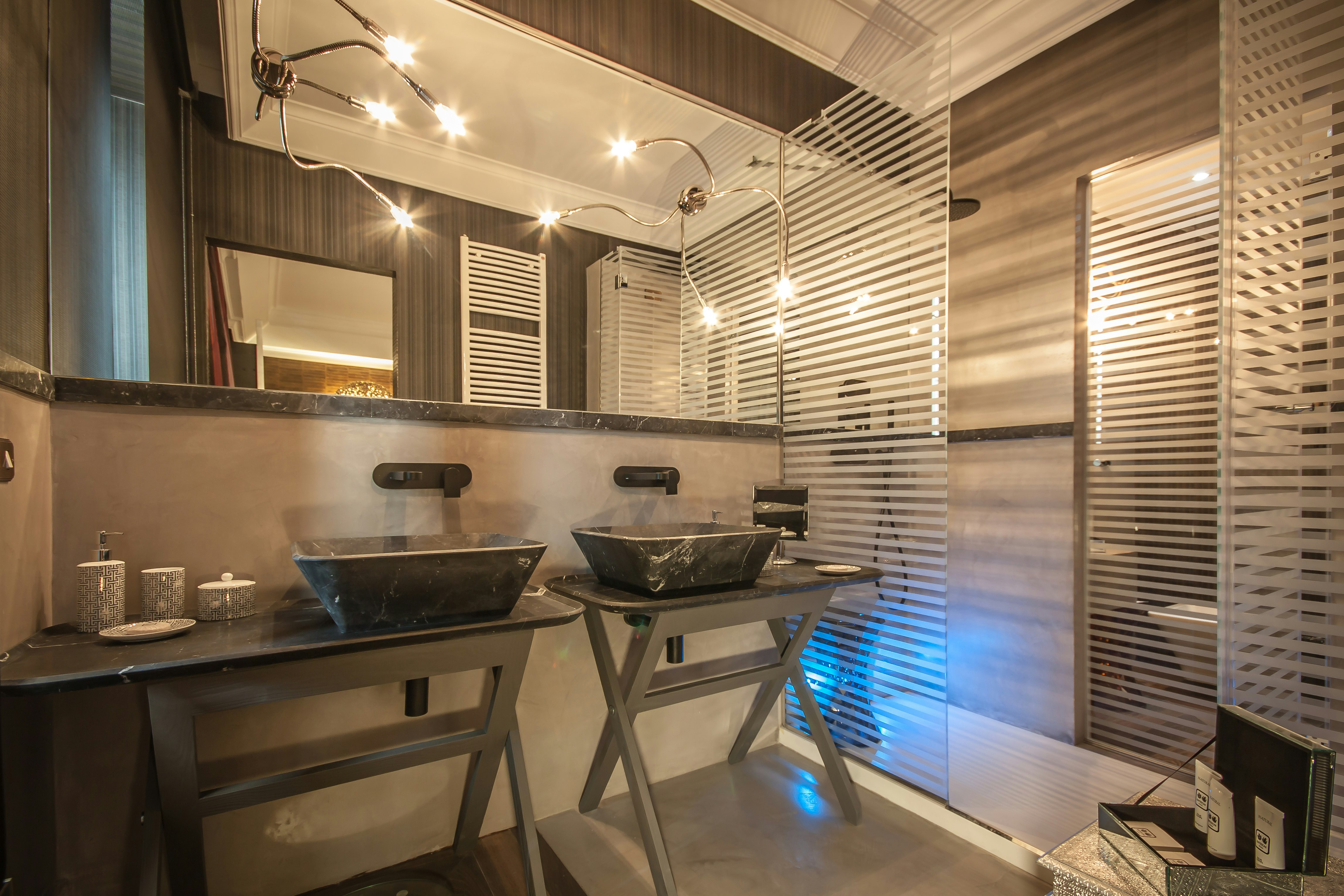 Ludus Magnus Suite Bathroom