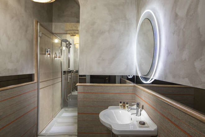 Palm Court View Bathroom