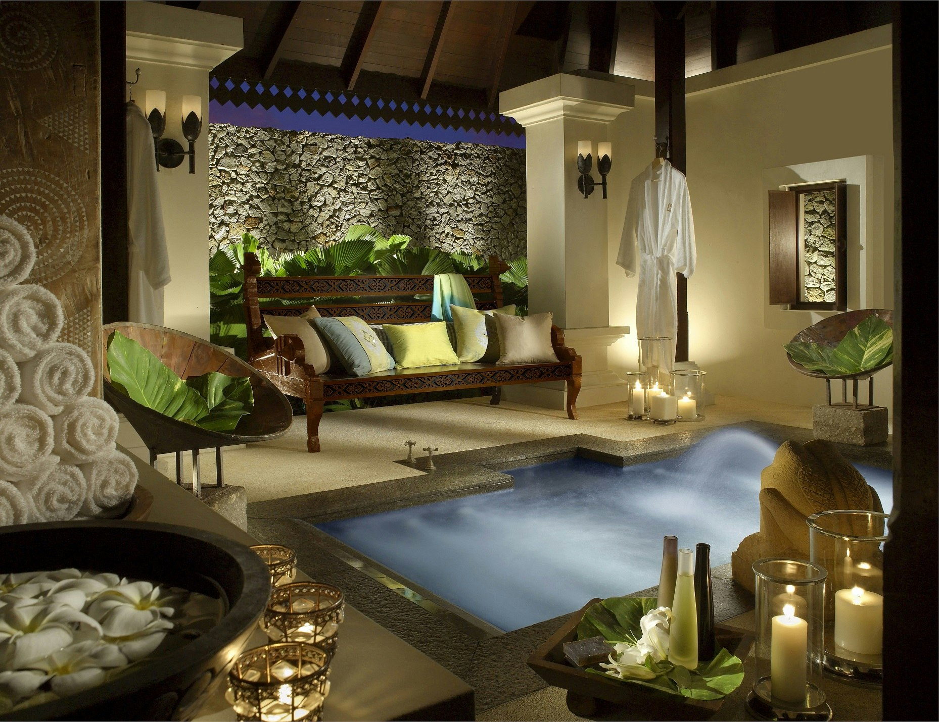 3 Bedroom Hilltop Estate - Outdoor Bath