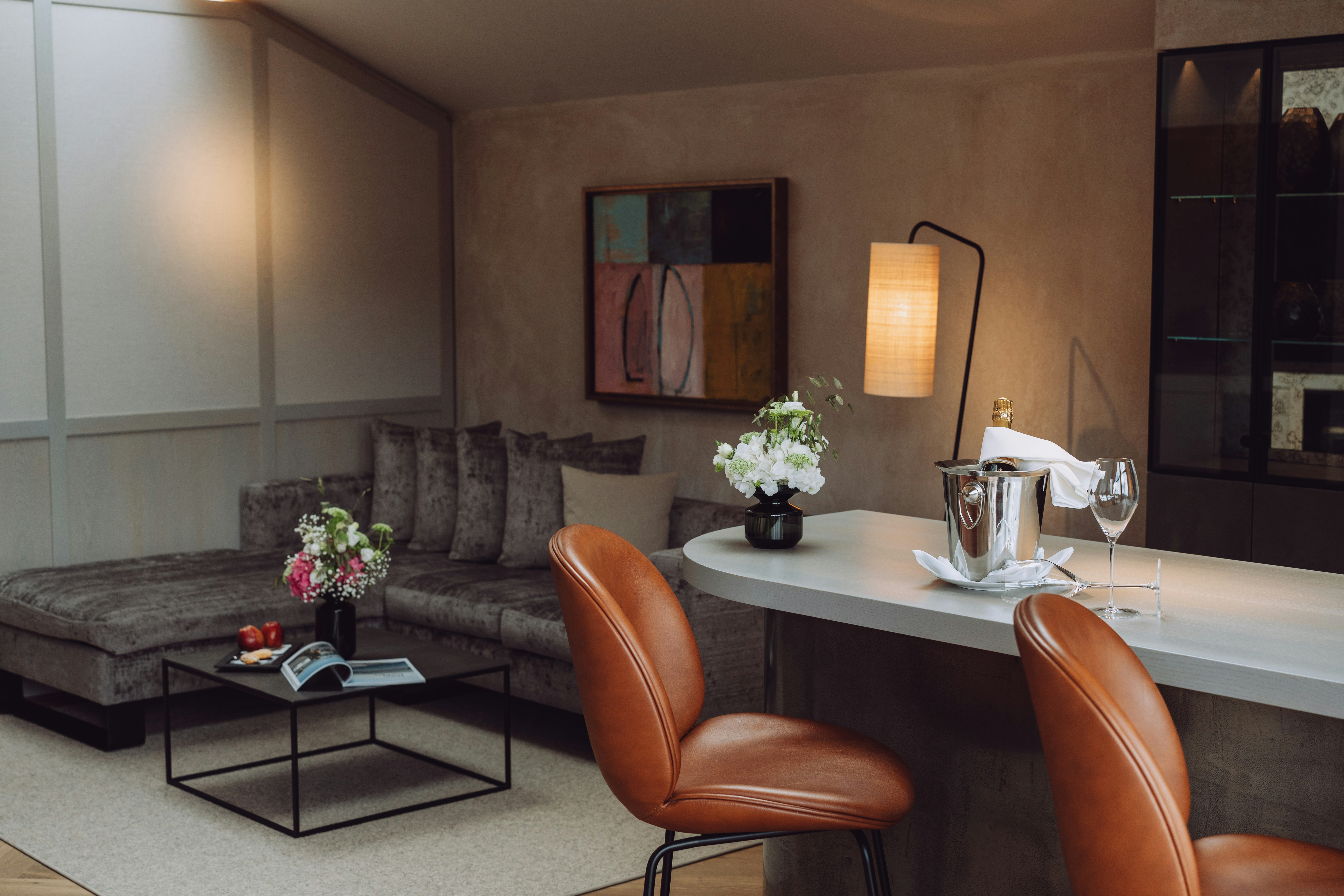 Lake View Suite - Living Area