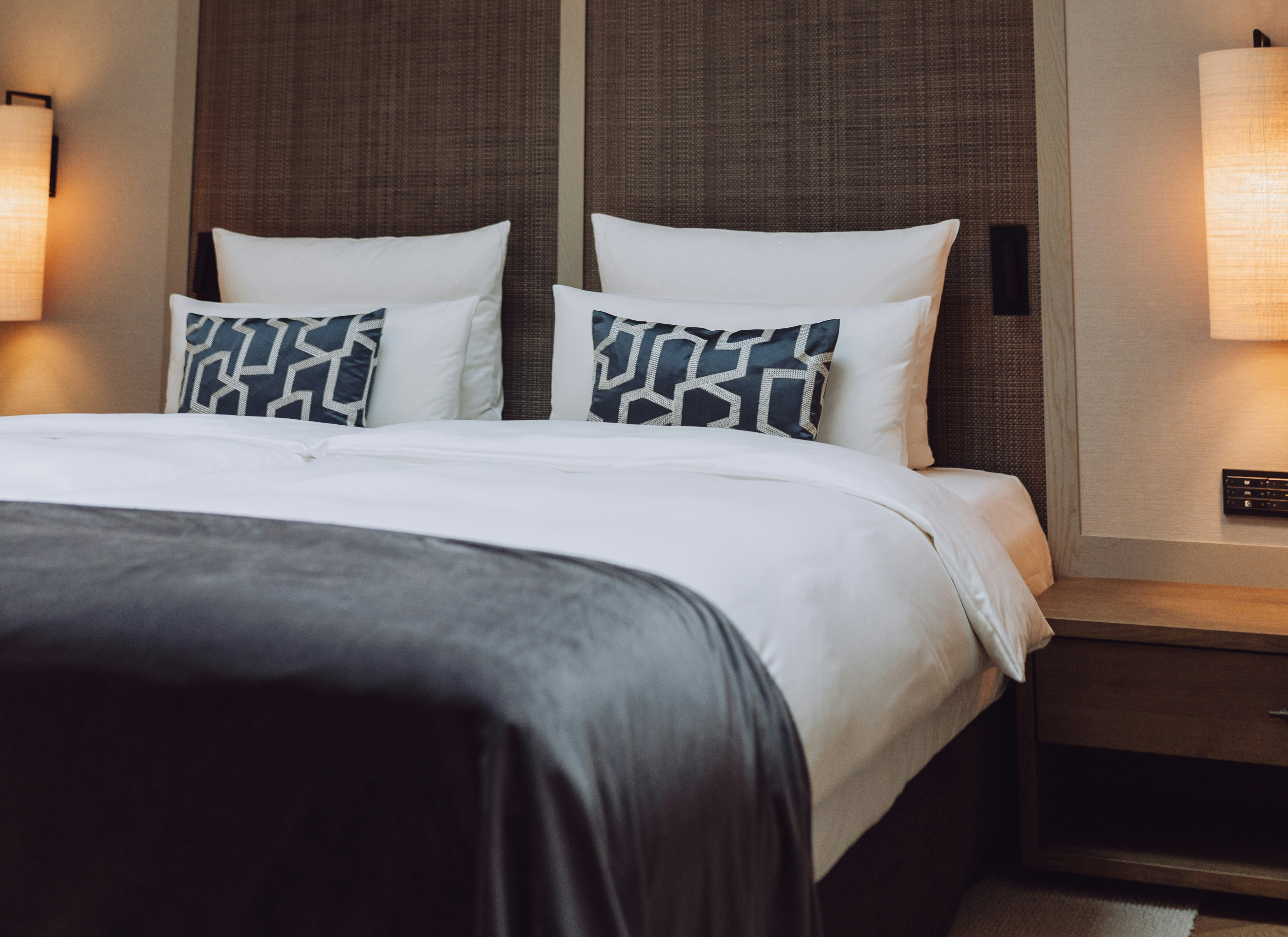 Lake View Suite - Bedroom