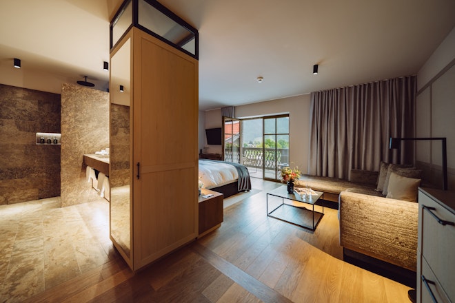 Deluxe Double Room - Living Area & Bathroom