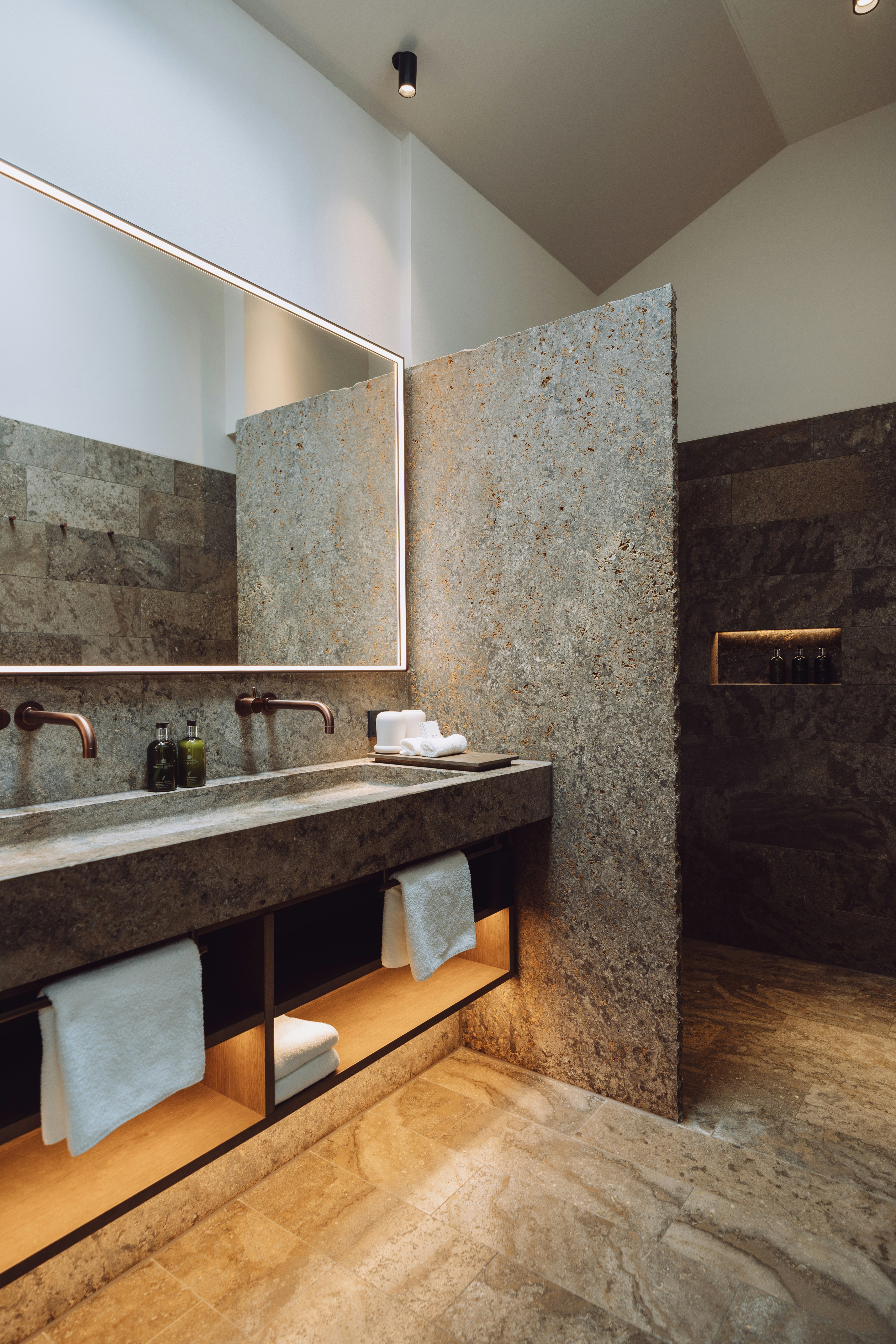 Lake View Suite - Bathroom