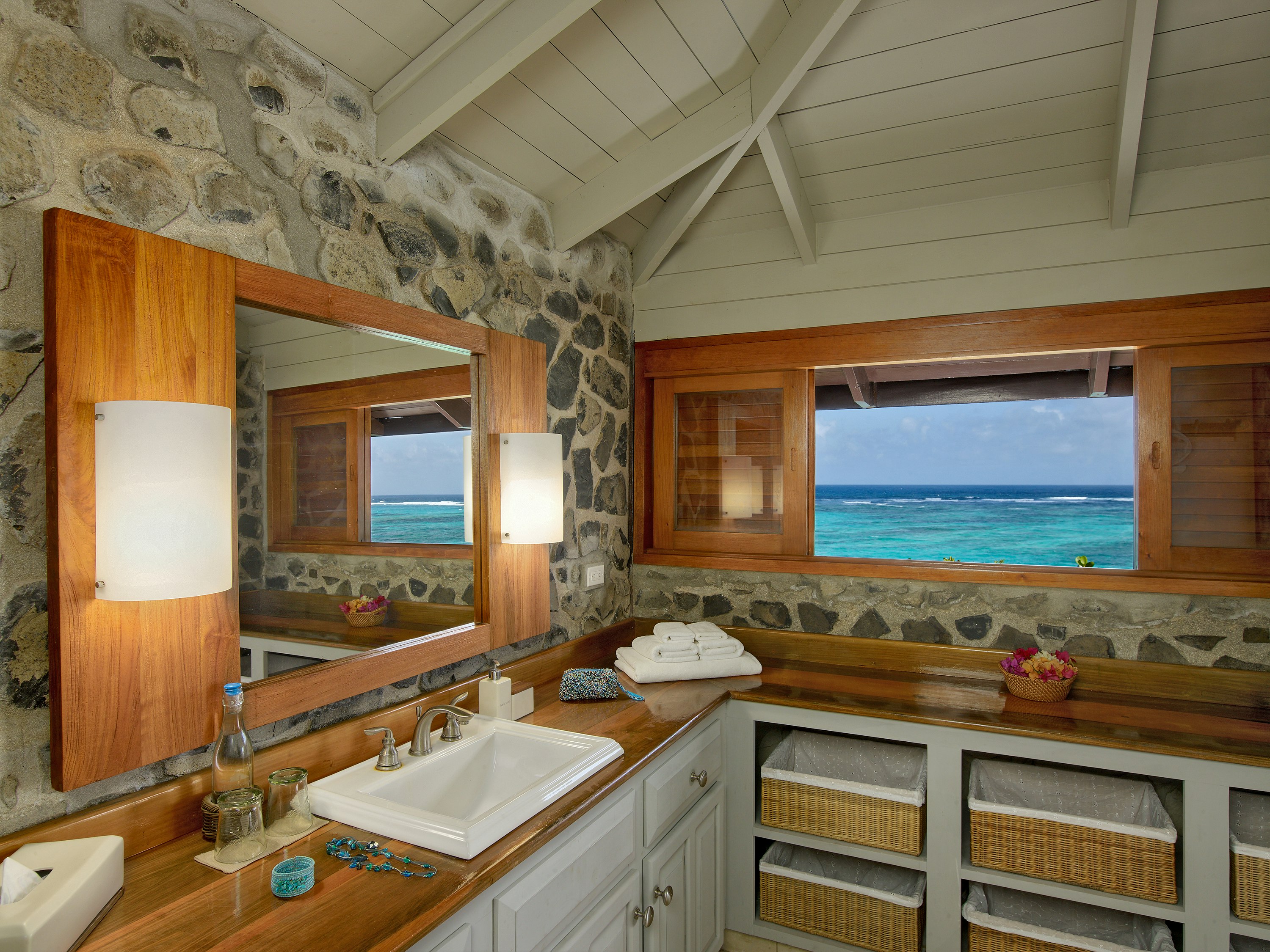 1 Bedroom Bluff Cottage Bathroom