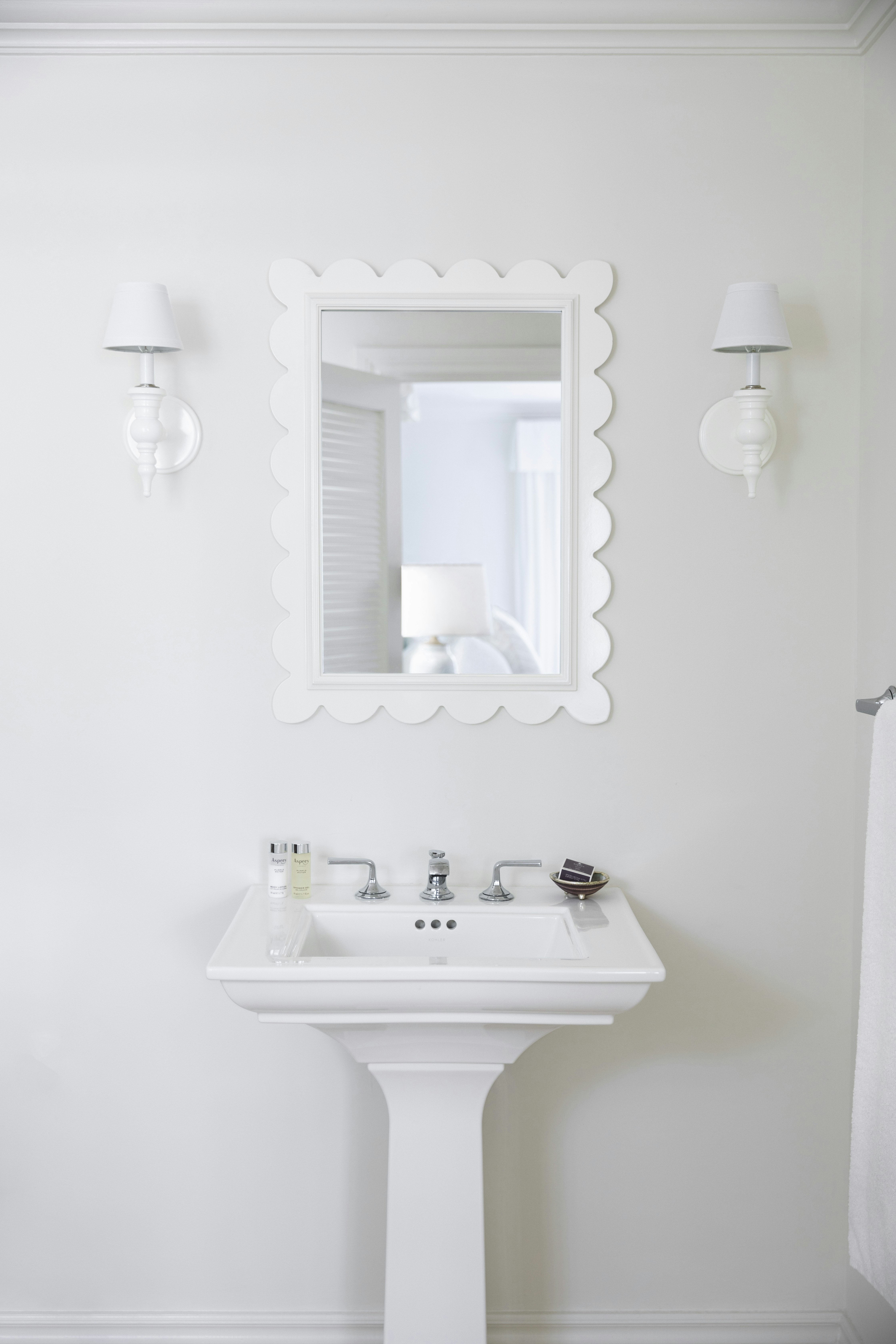 Poolside One Bedroom Bathroom