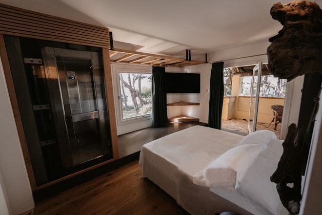 Deluxe Vertical Suite