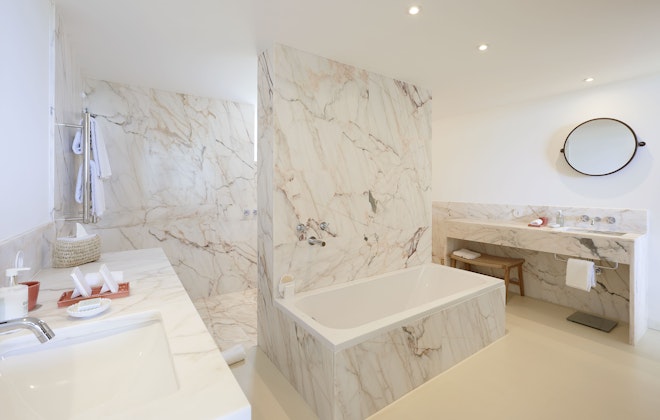 Deluxe Bathroom