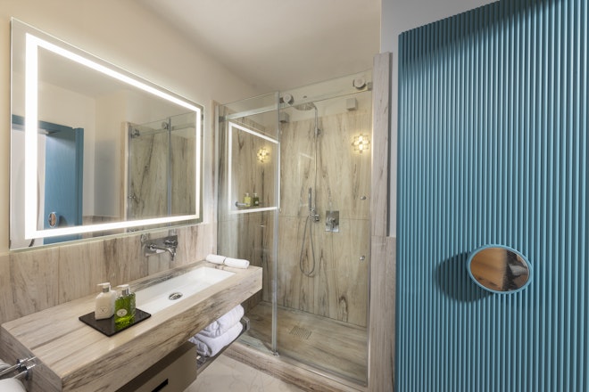 Superior Garden Pool Side View - Bathroom