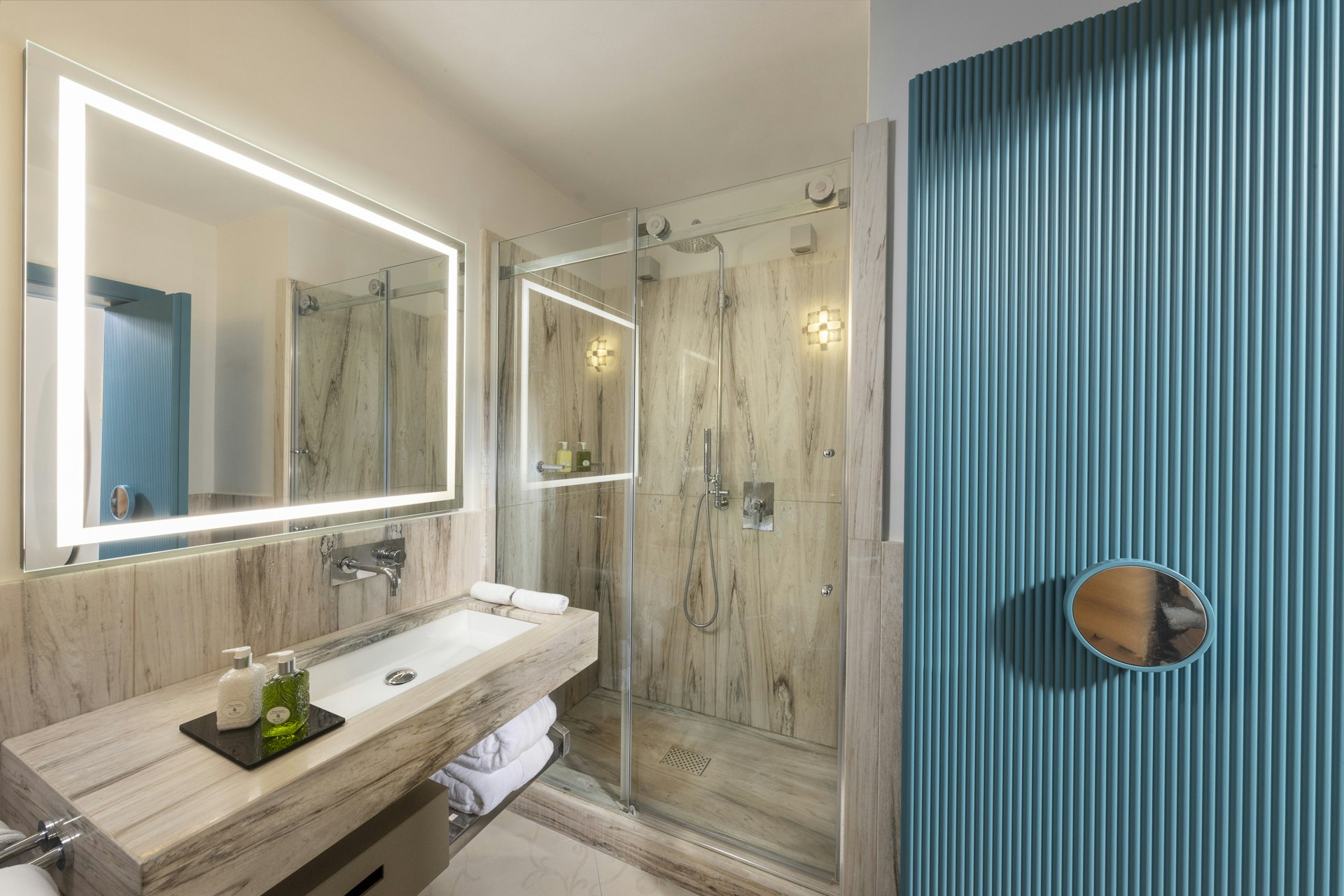 Superior Garden Pool Side View - Bathroom