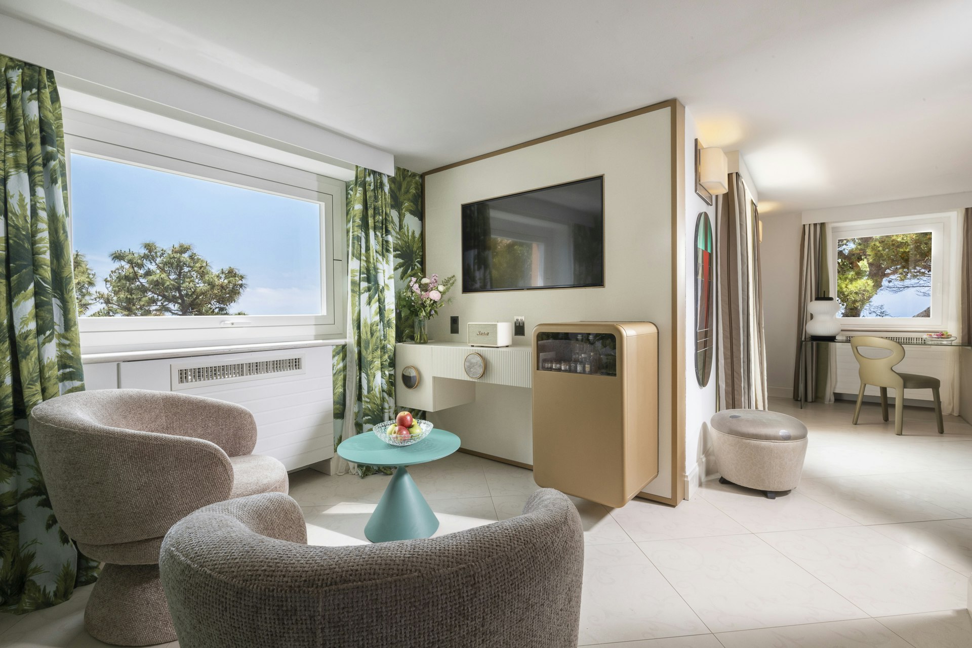 Deluxe Double - Living Area