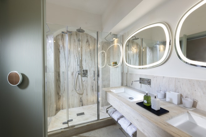 Superior Garden Pool Side View - Bathroom
