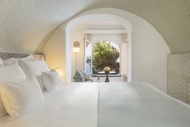 Deluxe Double Room - Bedroom