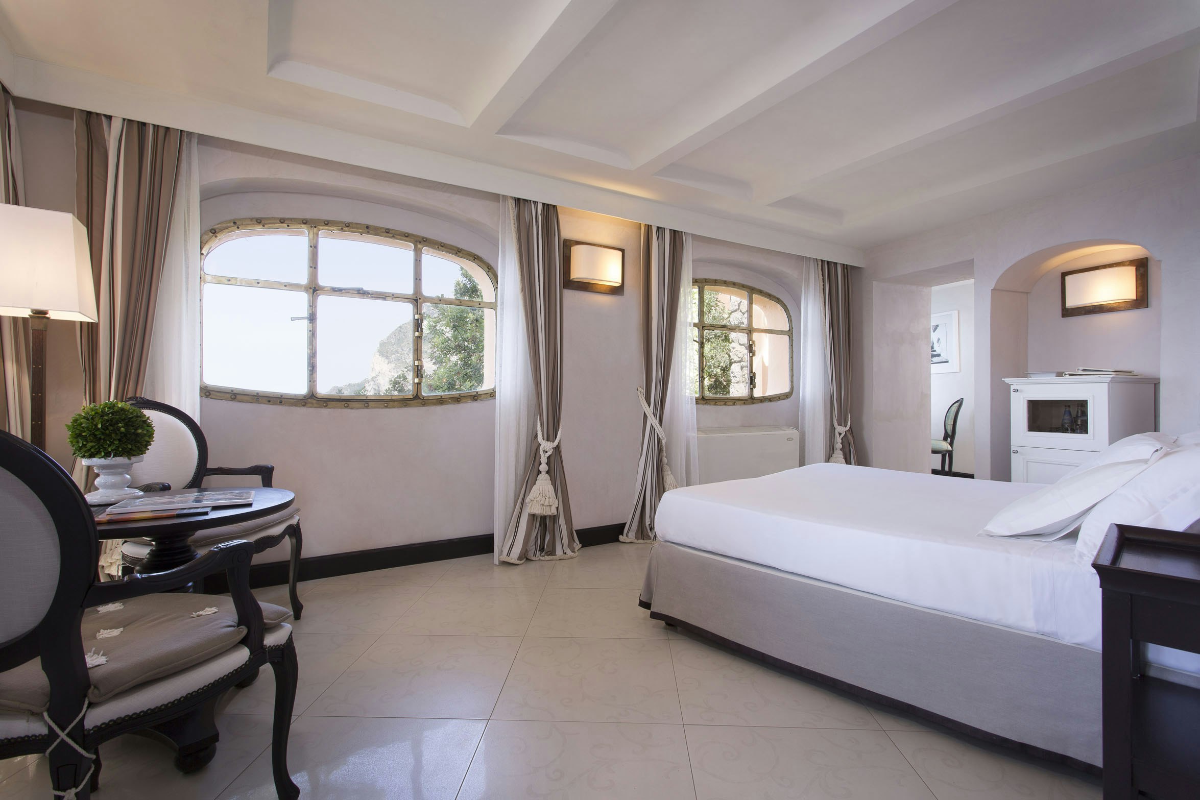 Master Deluxe Double - Bedroom