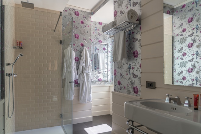 Q92 Mini Suite Bathroom