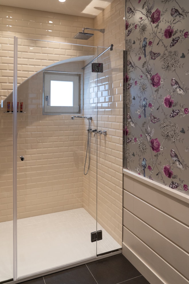 Deluxe Bathroom