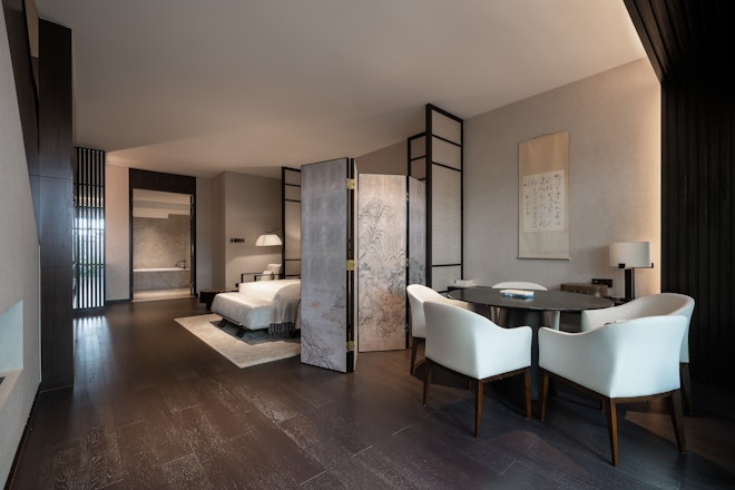 Chi Gui Hua Suite - Bedroom & Dining Area