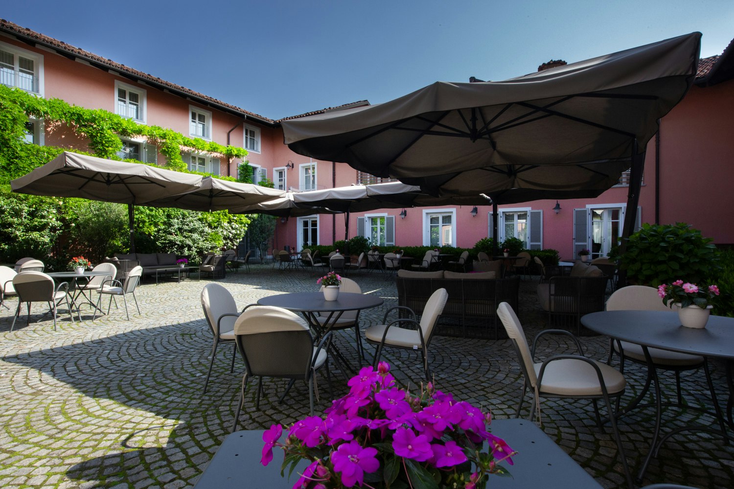 Restaurant Courtyard