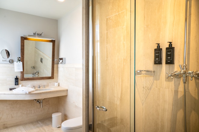 Deluxe Room - Bathroom
