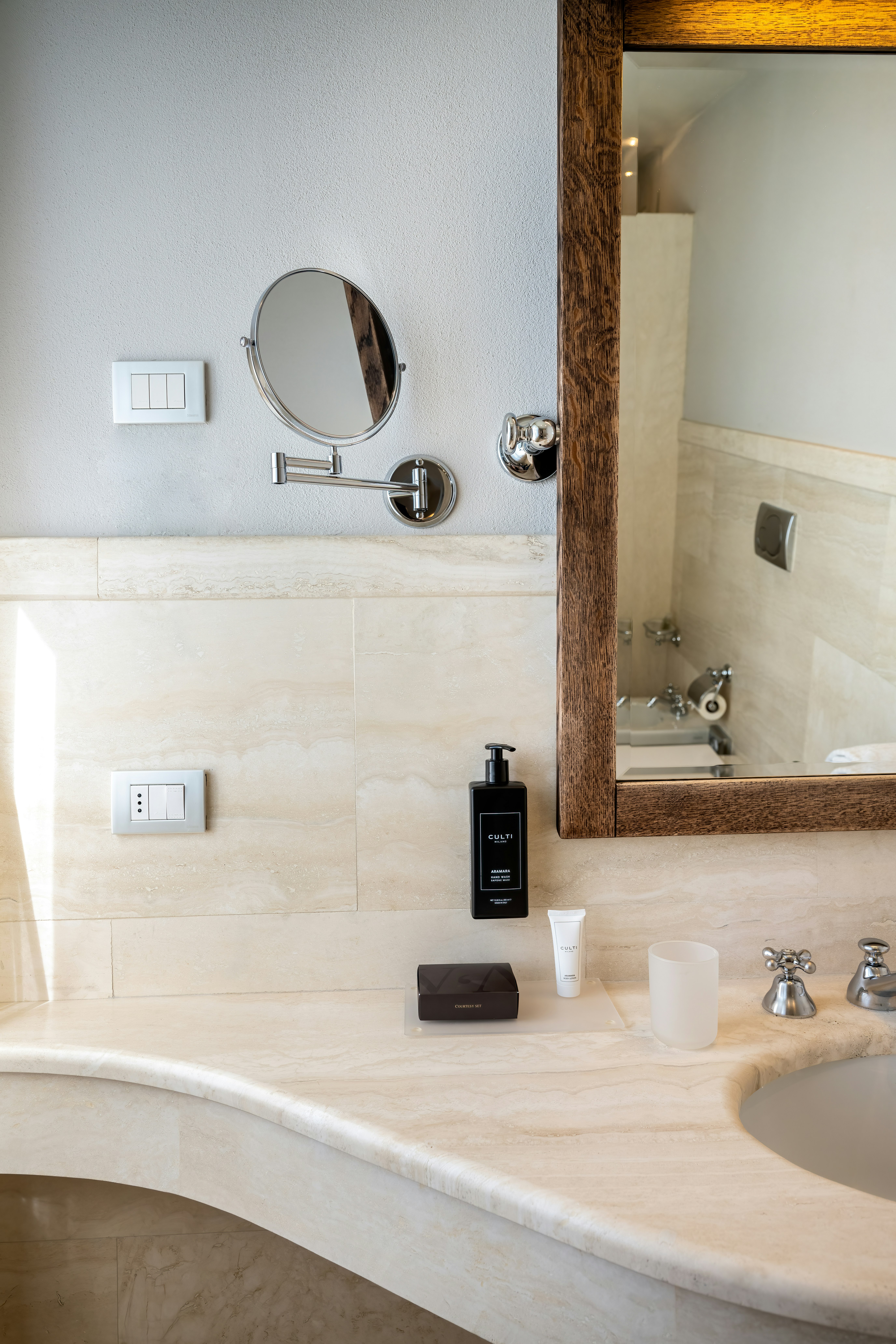 Deluxe Room - Bathroom Details