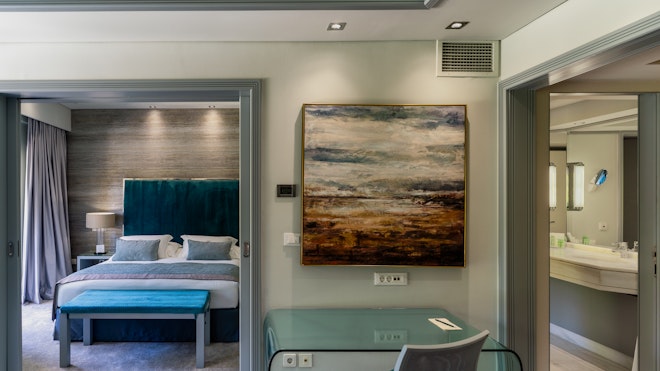 Executive Park Suite - Bedroom & Bathroom