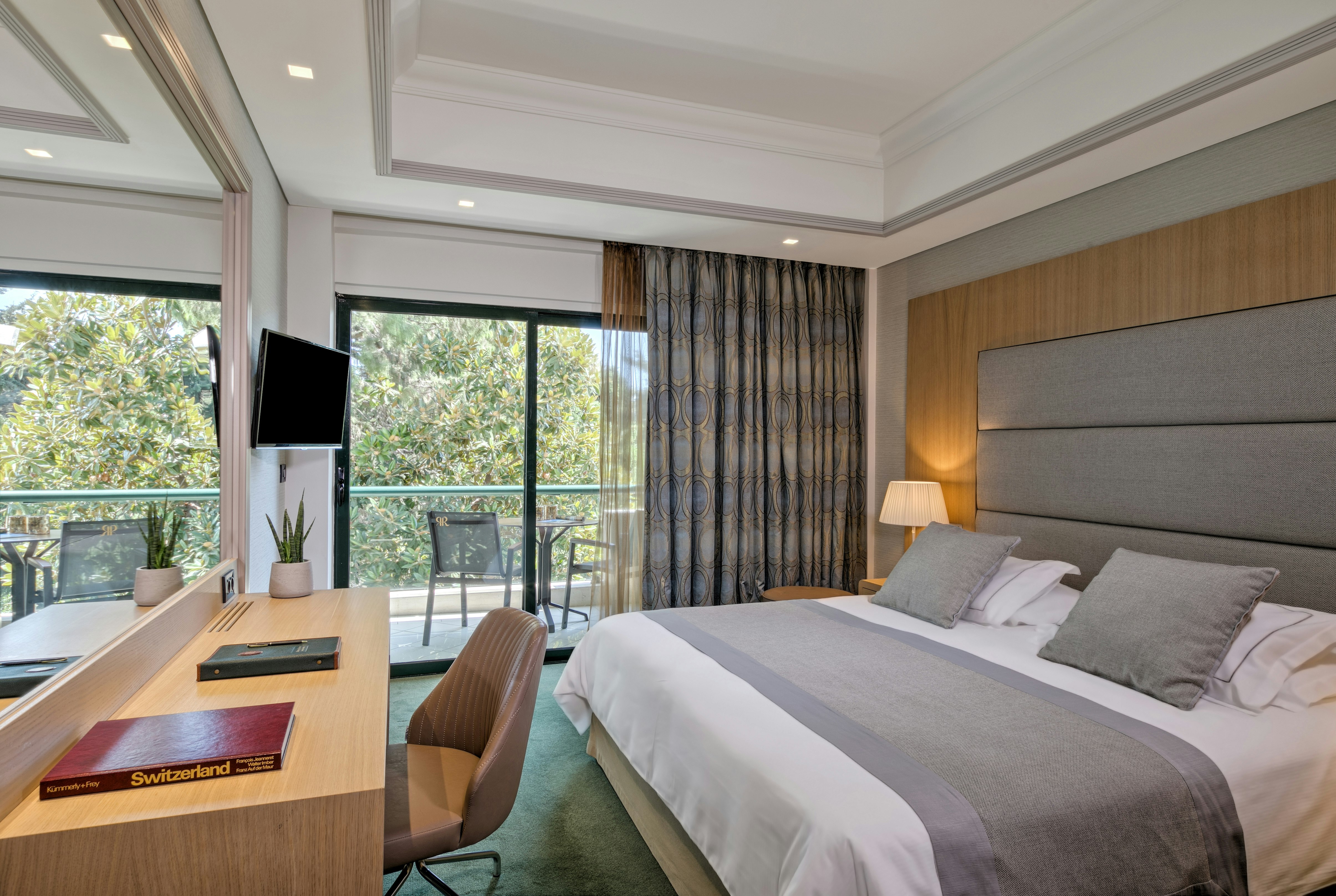 Deluxe Double Room - Bedroom