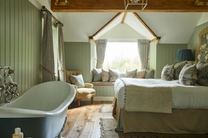 1 Bedroom Suite (Fairfield) - Bedroom with Bathtub