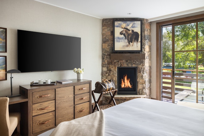 King Fireplace Balcony Room - Bedroom