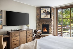 King Fireplace Balcony Room - Bedroom