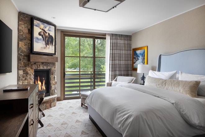 King Fireplace Balcony Room - Bedroom