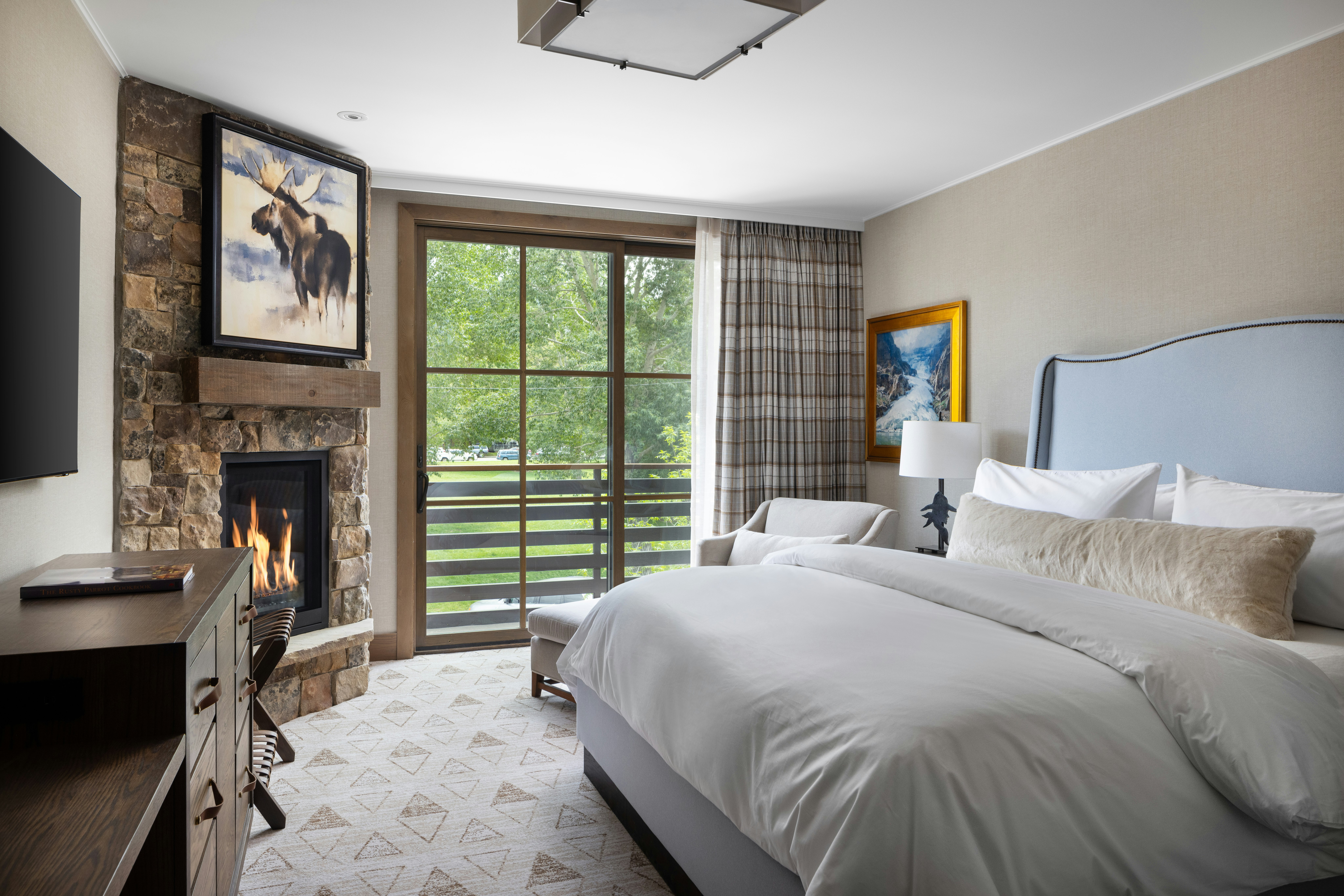 King Fireplace Balcony Room - Bedroom