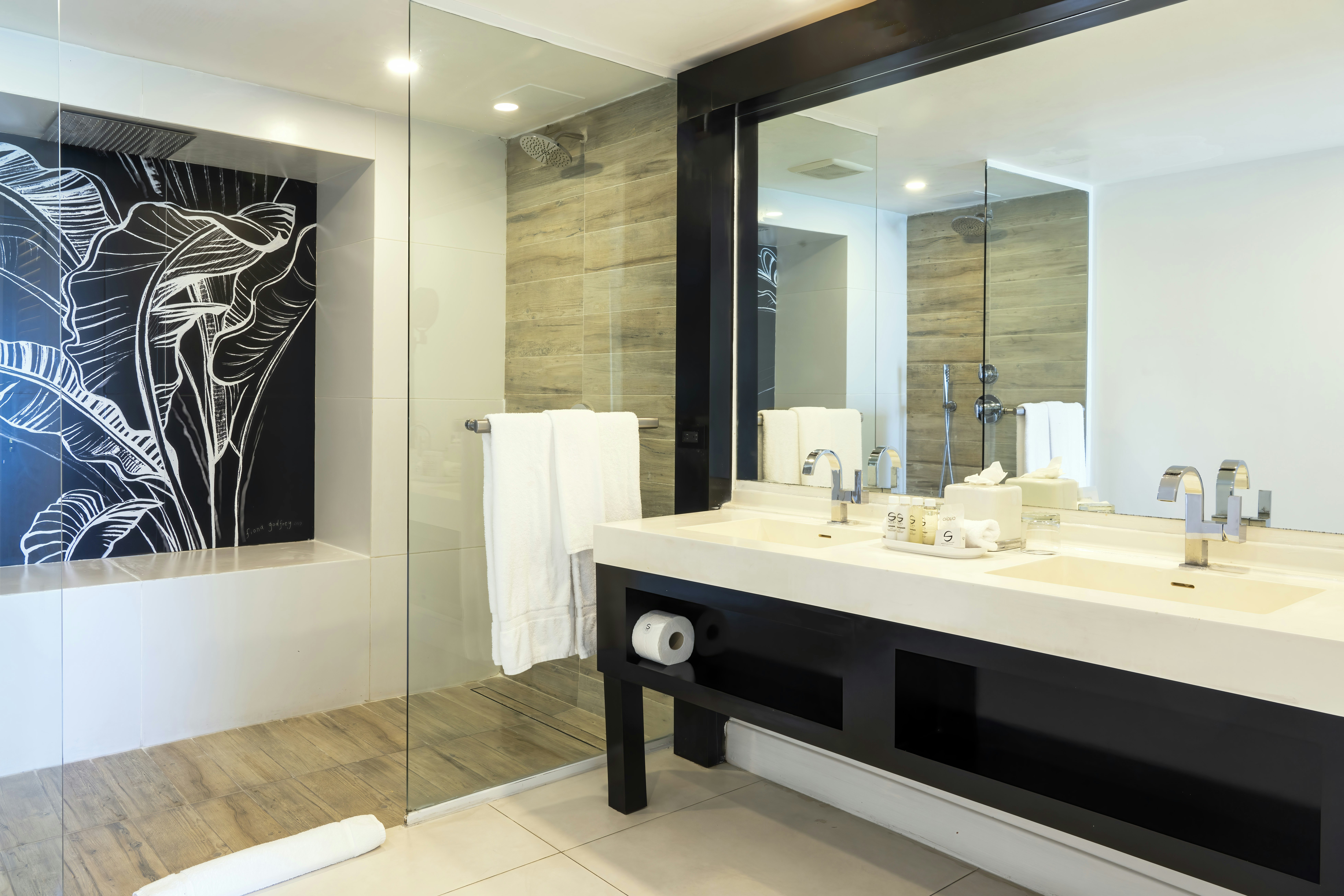 S Hotel Bathroom Deluxe Double Room