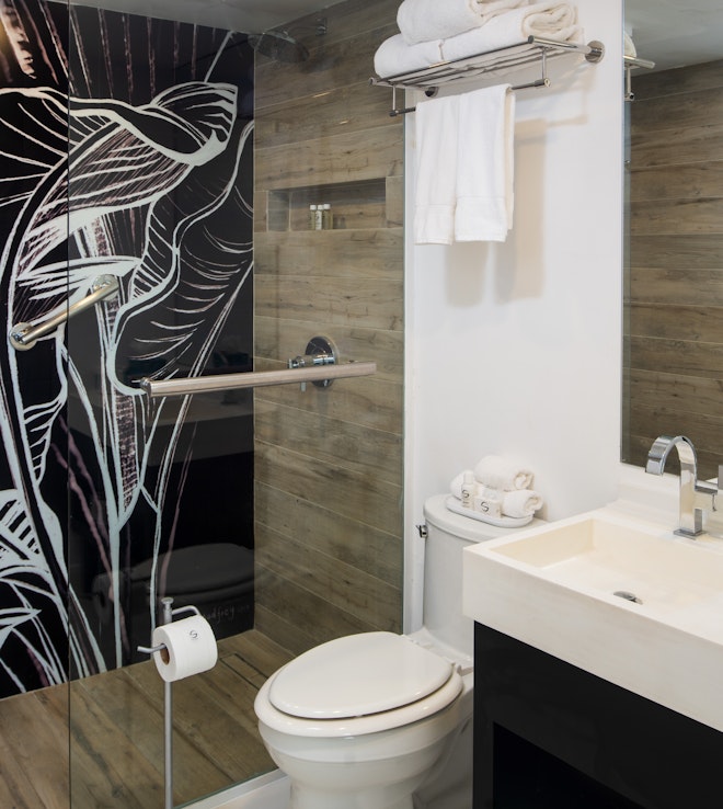 S Hotel Mini King Bathroom