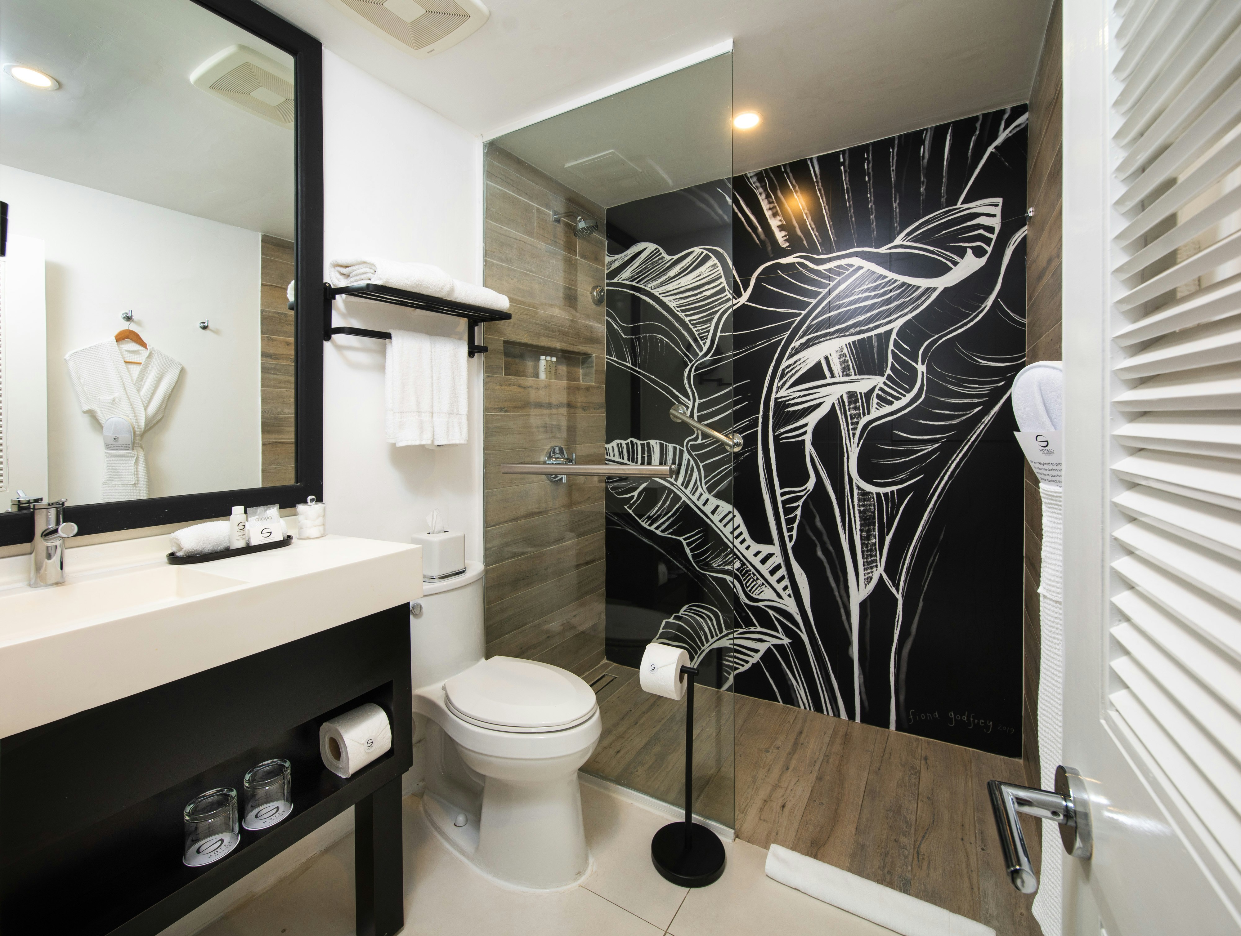 S Hotel Mini King Bathroom