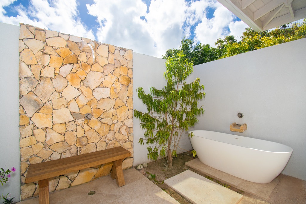 Three Bedroom Beachfront Villa - Outdoor Bathtub