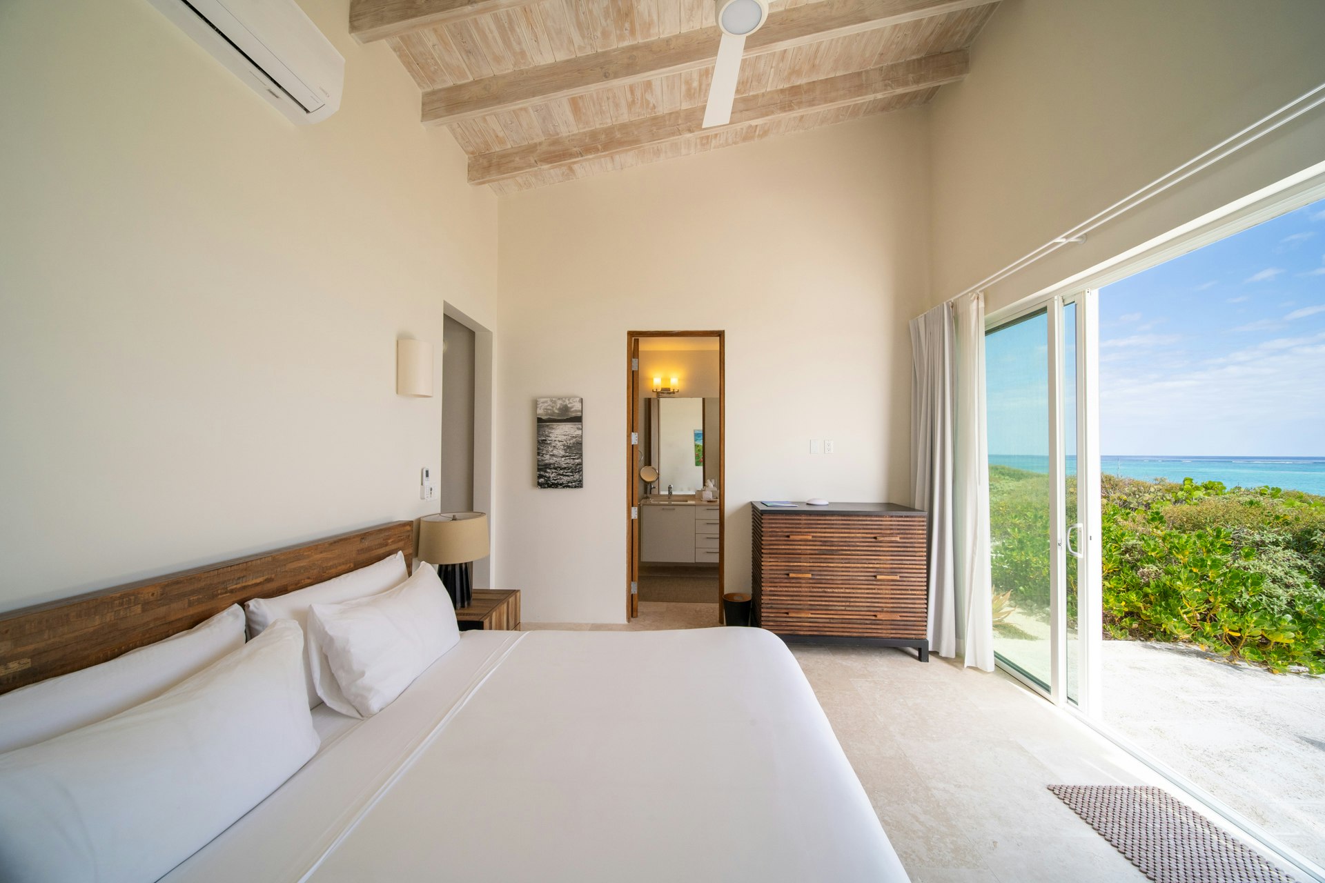 Three Bedroom Peninsula Oceanfront Reef Villa - Bedroom