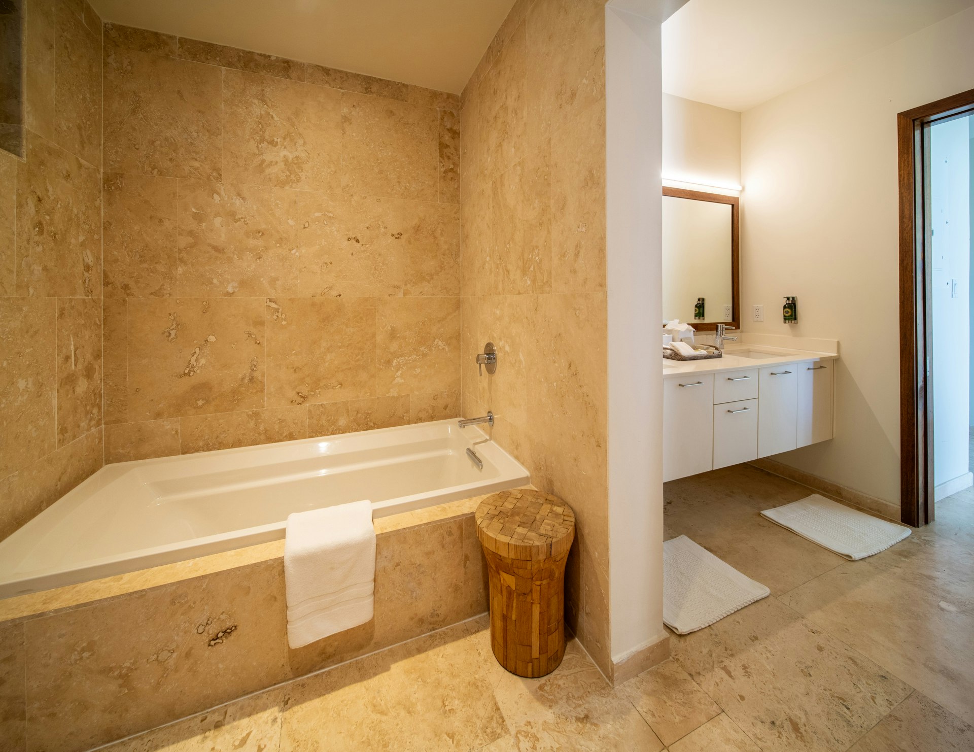 Ridgetop Ocean View Suite - Bathroom