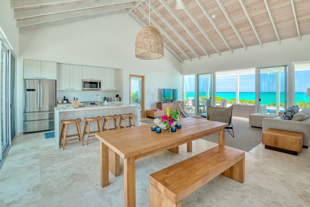 Three Bedroom Peninsula Oceanfront Conch Villa - Living Area